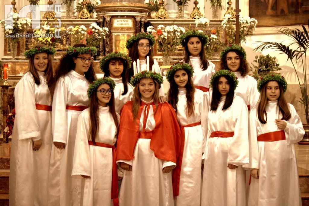 La foto di gruppo delle ragazze che hanno dato vita alla prima edizione dei festeggiamenti  di Santa Lucia .
