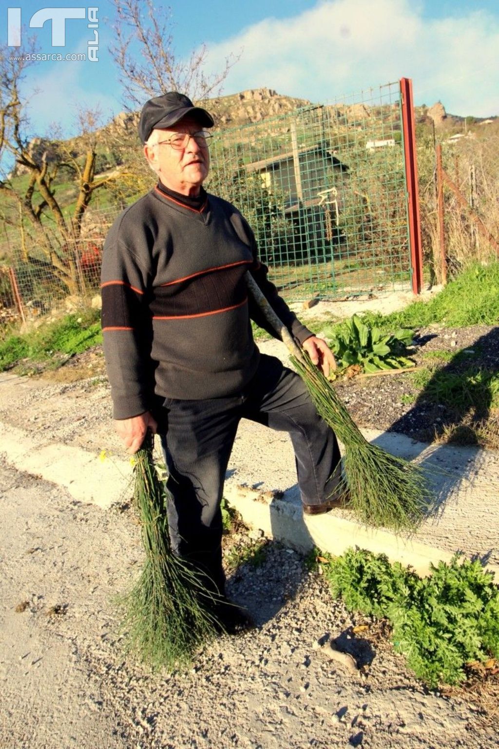 Giovanni Scaccia, mostra le sue creazioni le antiche scope di un tempo.