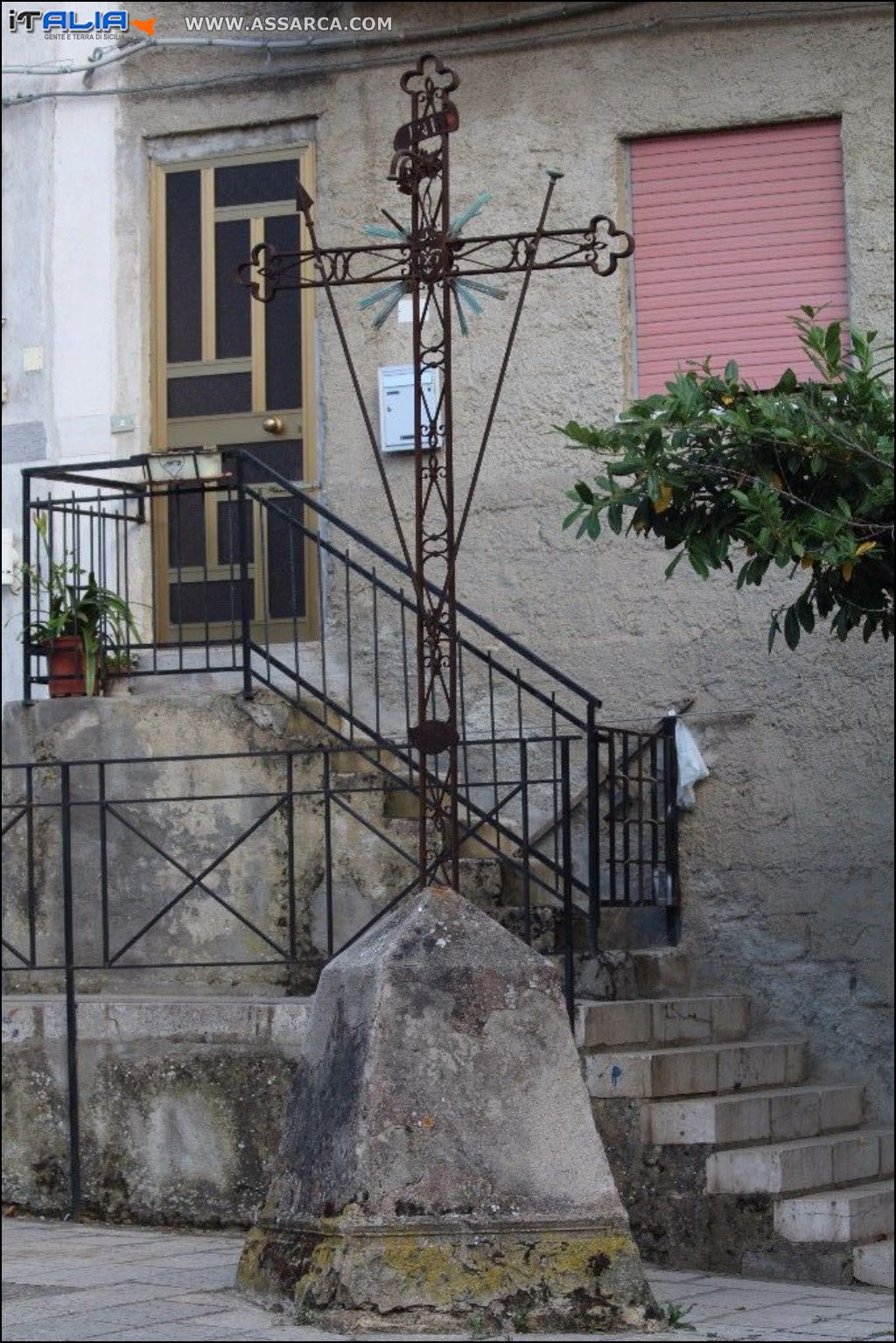 La croce in ferro,posta in piazza santa Rosalia.