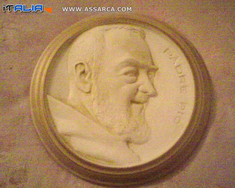 immagine di Padre Pio incisa su terracotta