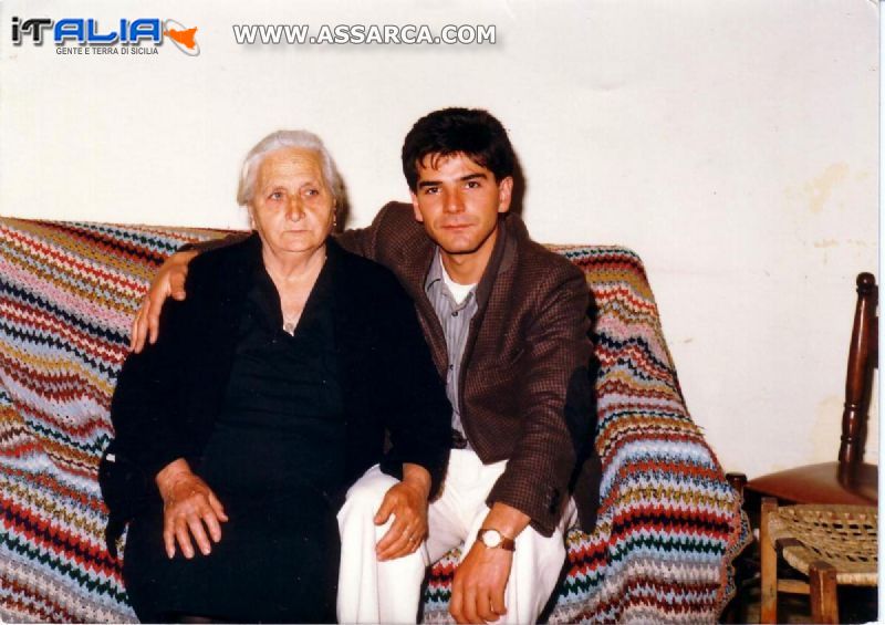 Maria Seragusa con il nipote Antonino Di Buono anno .....