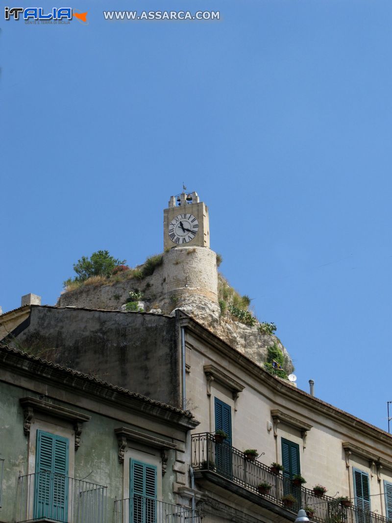 Torre con l`orologio e resti di castello