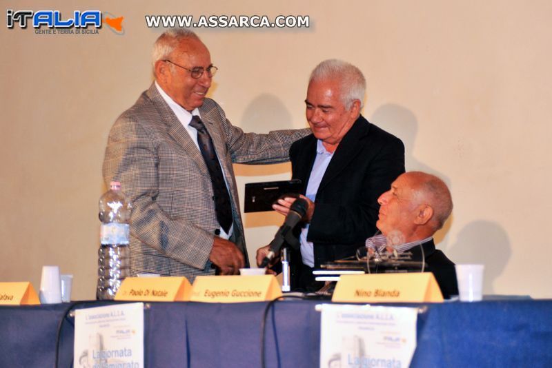Nino Marchiafava riceve la targa dal Prof. Eugenio Guccione