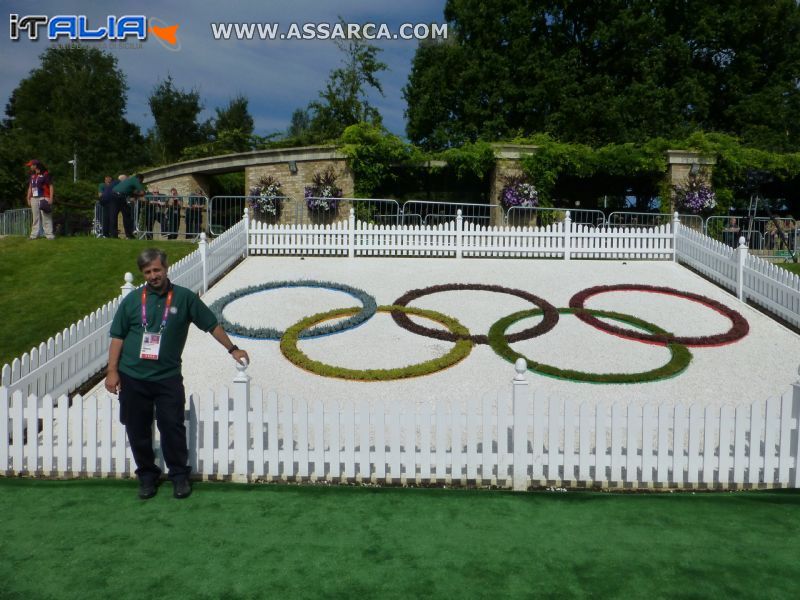 con lo stemma del`olimpiade