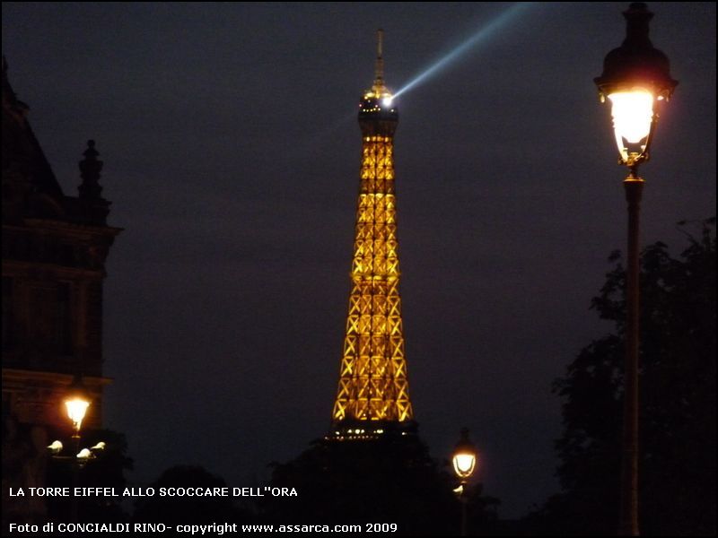 La torre Eiffel allo scoccare dell`ora