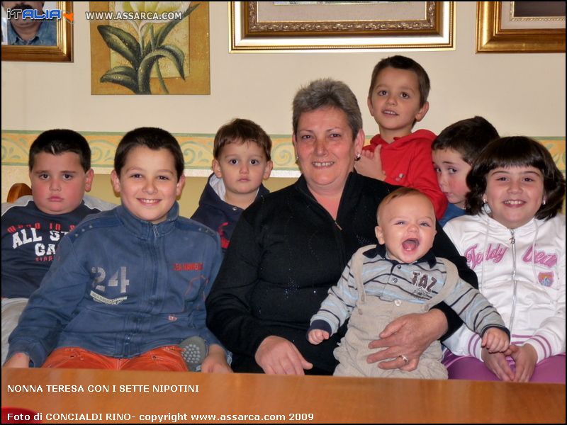Nonna Teresa con i sette nipotini