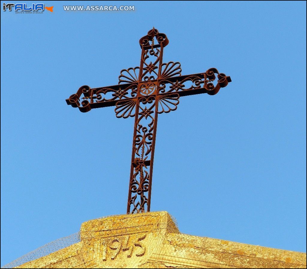 La Croce in ferro  che inneggia sulla  chiesa di Sant`anna