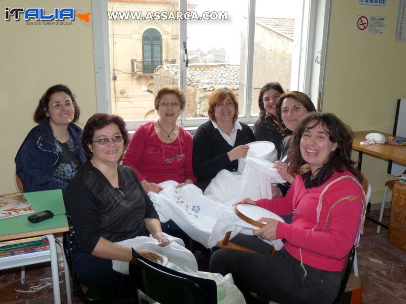 Le ragazze del corso di ricamo