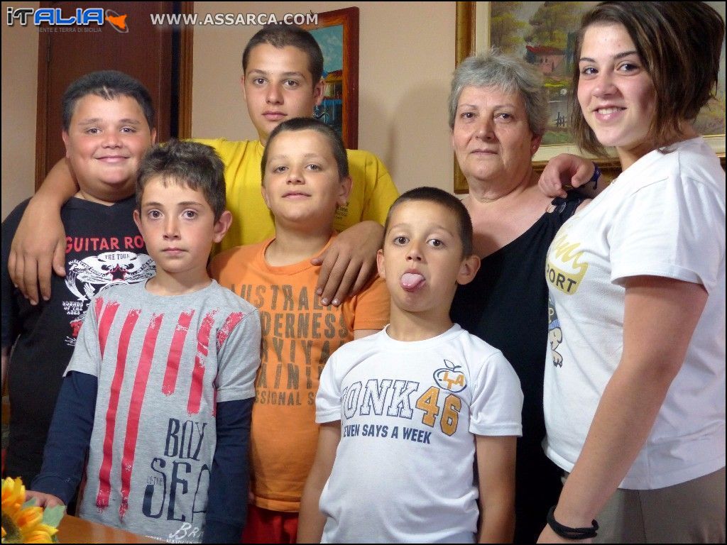 Nonna Teresa con i nipoti.