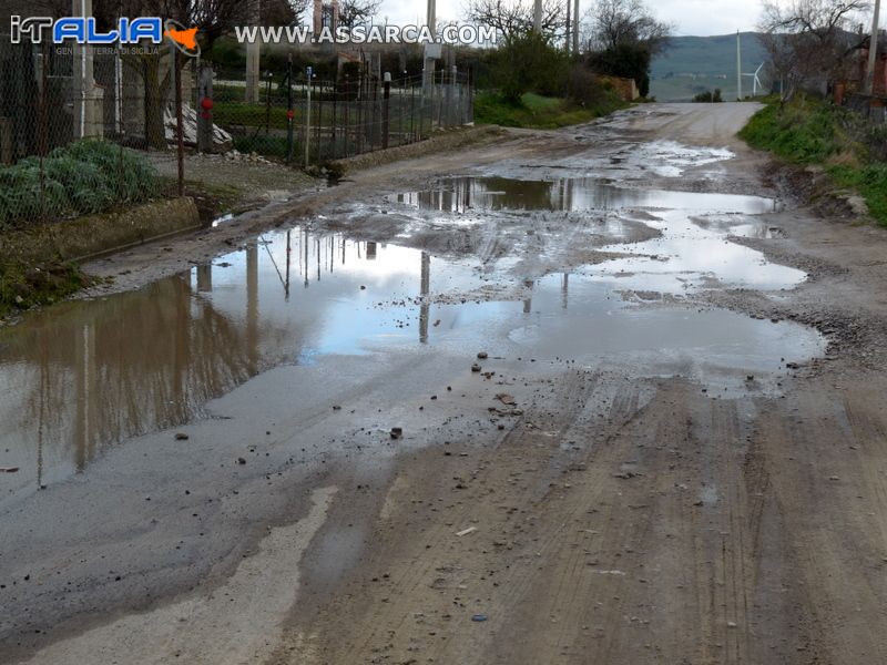 Una strada diventata un " pantano"