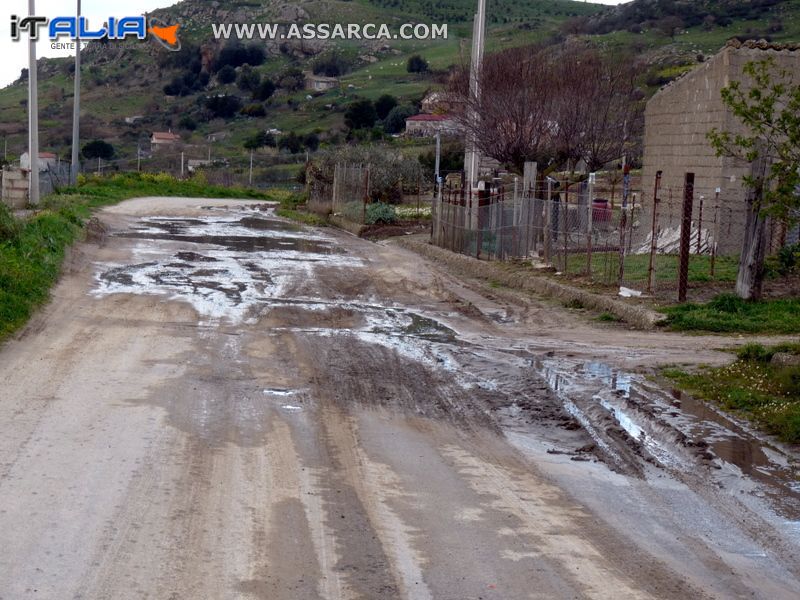 Una strada diventata un " pantano"