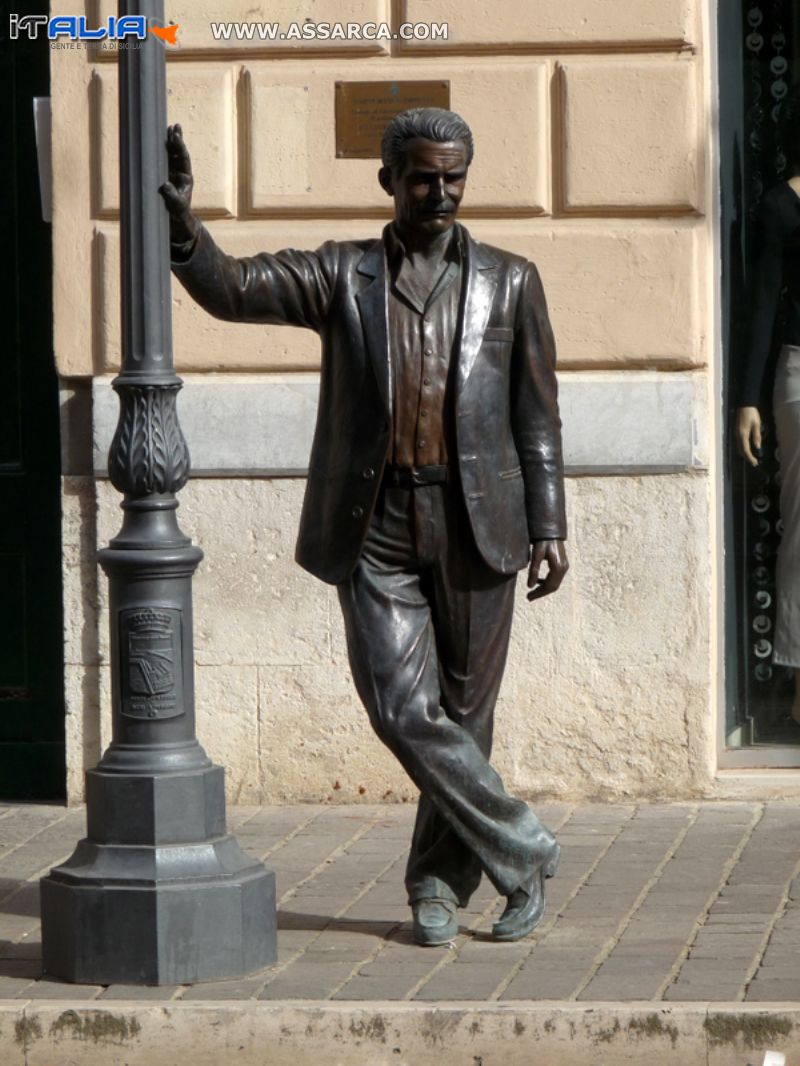 Statua del Commissario Montalbano