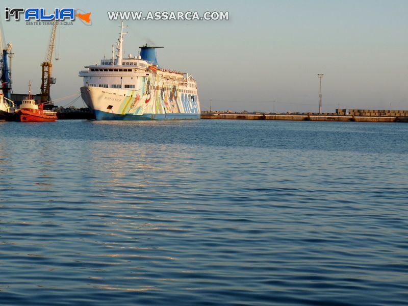 Il porto con la nave per Lampedusa