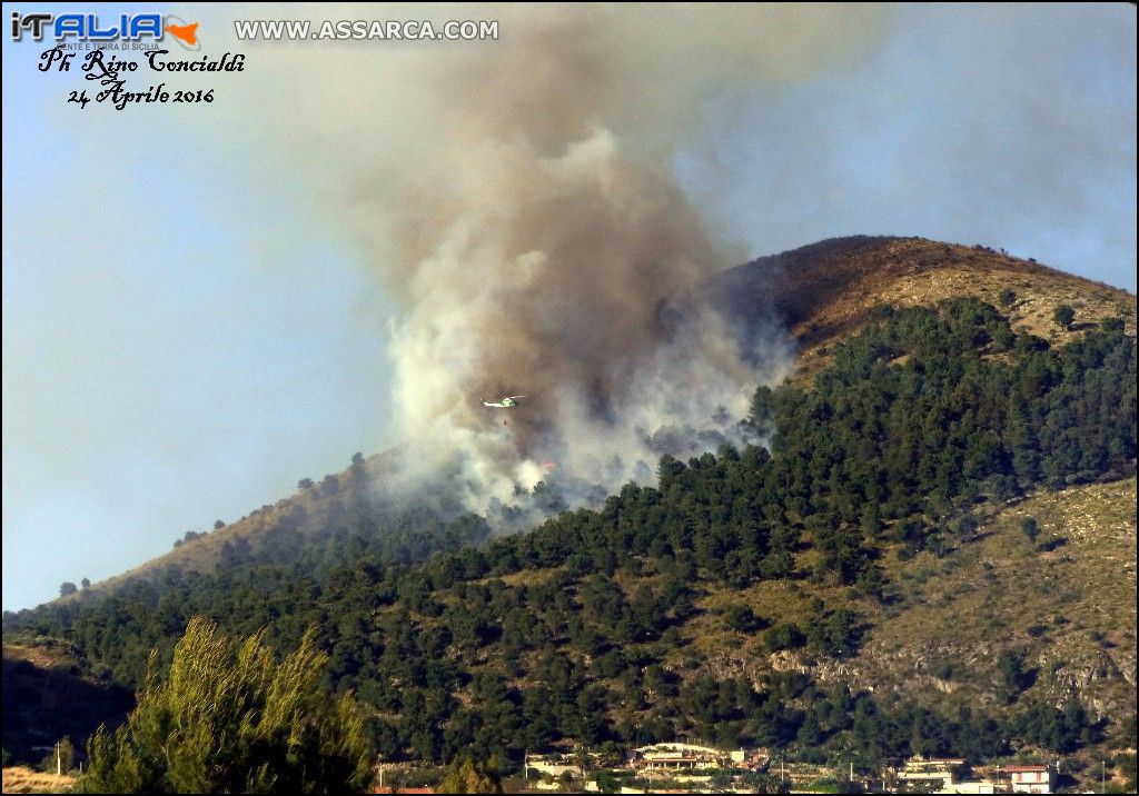 Scatto dal finestrino del treno in movimento, proveniente da Palermo ieri 24 aprile 2016