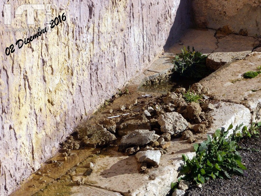 Una perdita d`acqua in Via Rosolino Pilo  angolo Vicolo Saia.