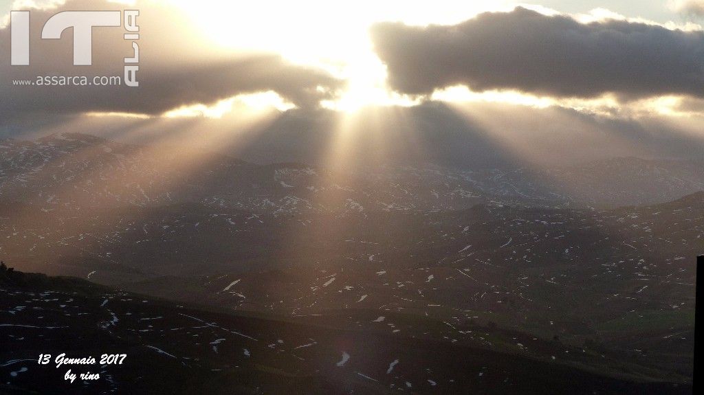 Il Sole fa capolino tra le nuvole