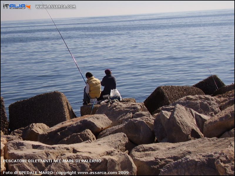Pescatori dilettanti nel mare di Palermo