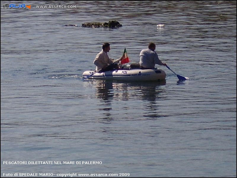 Pescatori dilettanti nel mare di Palermo