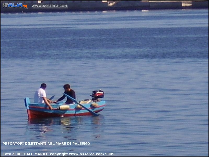 Pescatori dilettanti nel mare di Palermo