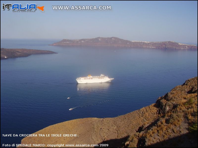 Nave da crociera tra le isole Greche.