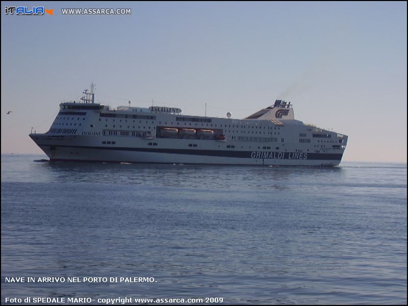 Nave in arrivo nel porto di Palermo.