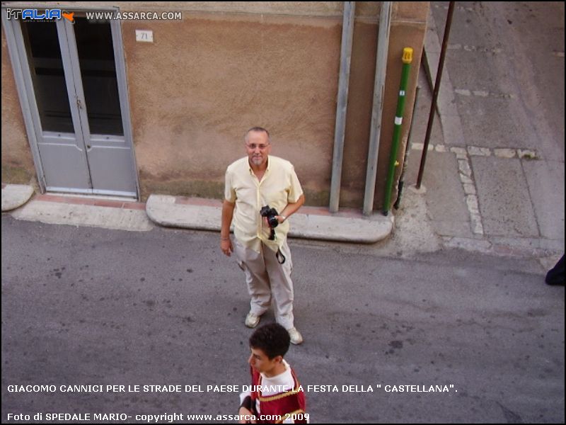 Giacomo Cannici per le strade del paese durante la festa della "Castellana".