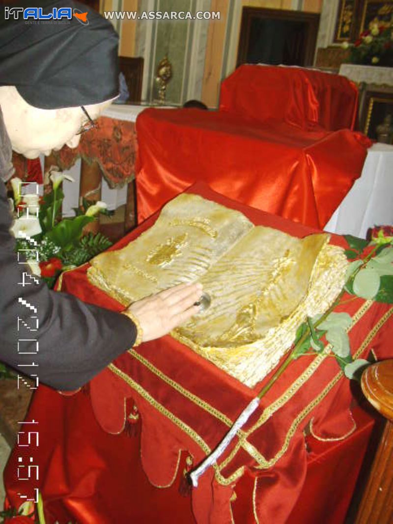 una sorella tocca la Reliqua che contiene il sangue del papa