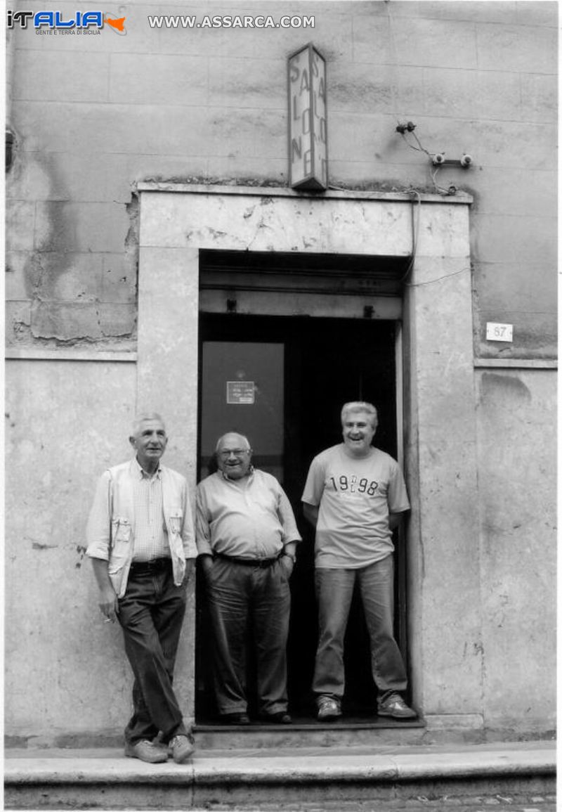 Davanti alla sala da barba " Ricotta "