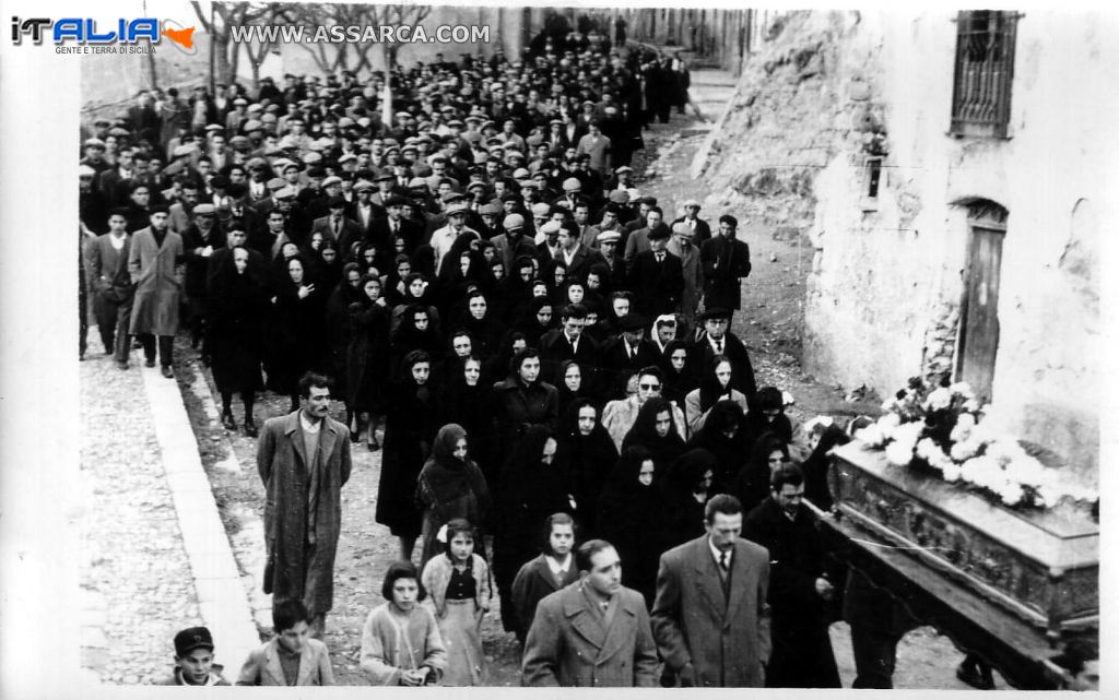 Un funerale degli anni cinquanta