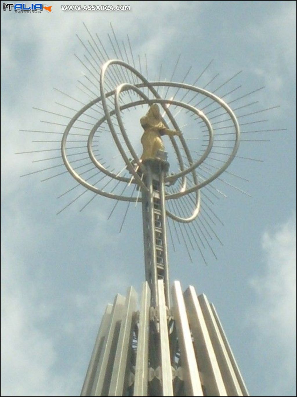 MADONNINA DELLE LACRIME , POSTA IN CIMA AL SANTUARIO DI SIRACUSA