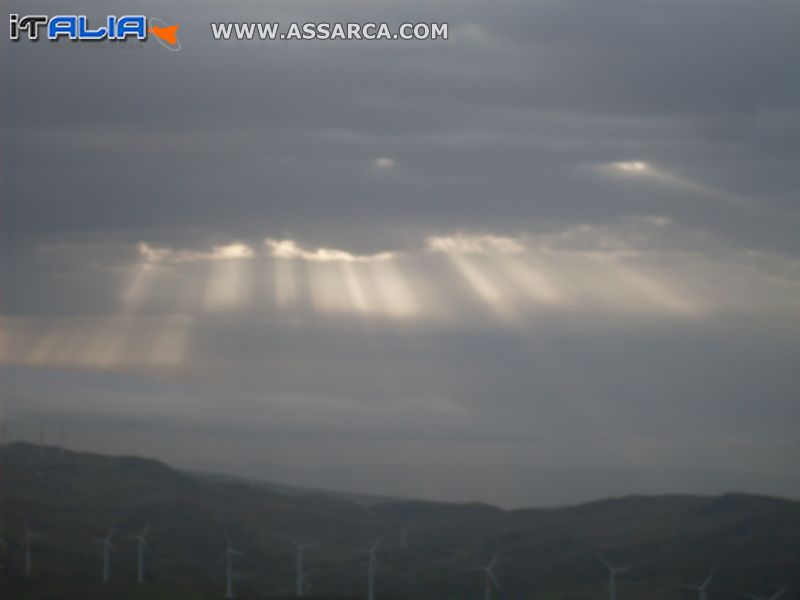 raggi di sole attraversano le nuvole