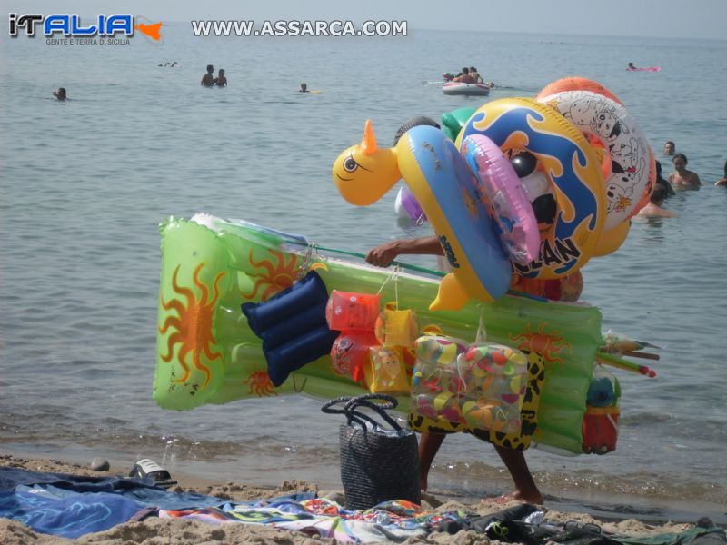 Venditore ambulante in spiaggia