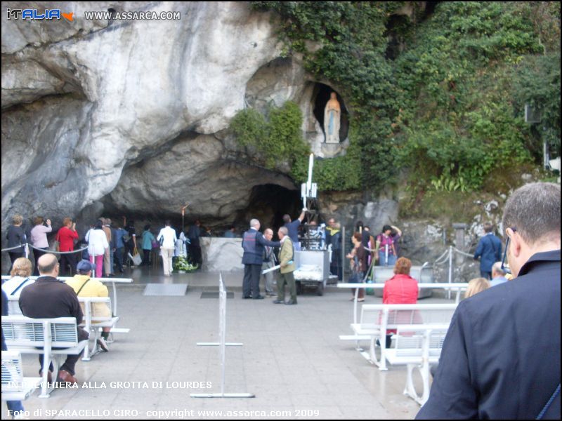 IN PREGHIERA ALLA GROTTA DI LOURDES