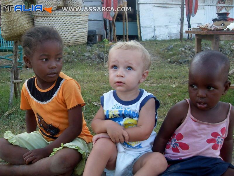 Elia con i suoi amichetti africani