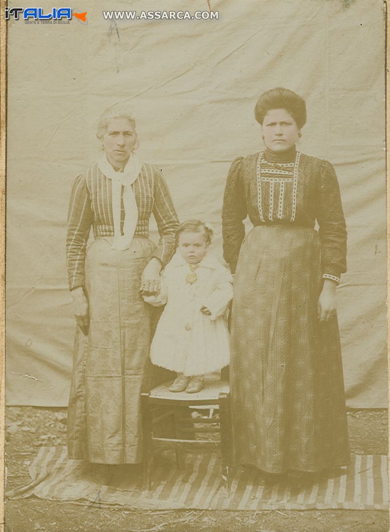 A destra Angela Patti, al centro Carmela Portaro -  Foto di oltre 100 anni fa