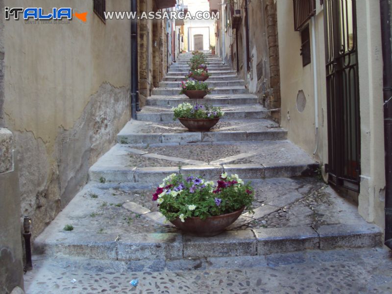 Una via che porta su alla Rocca. Dal corso Ruggero.