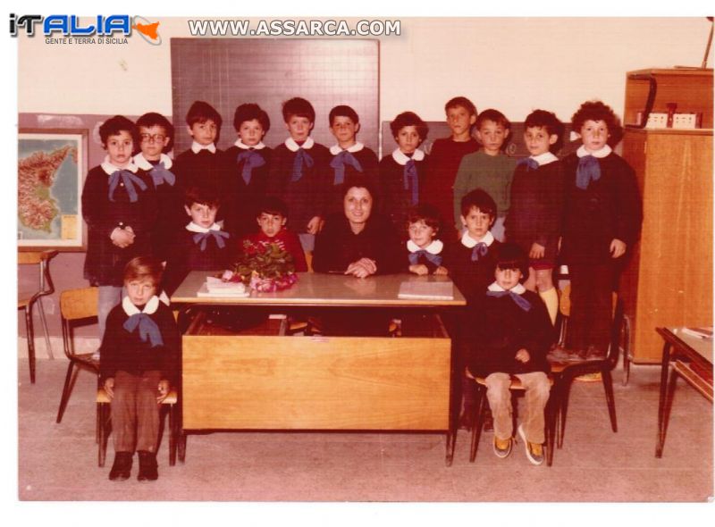 classe prima elementare la maestra Vella Carla 1975