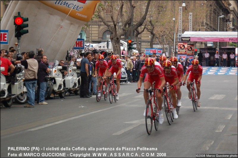 I ciclisti della Cofidis alla partenza da Piazza Politeama