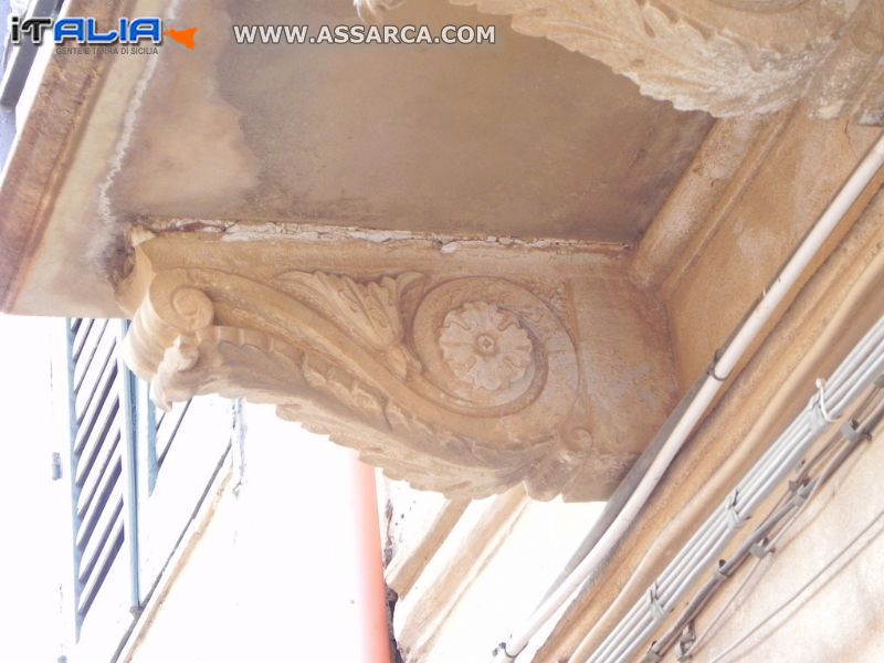 Decoro sottobalcone di Palazzo Guccione