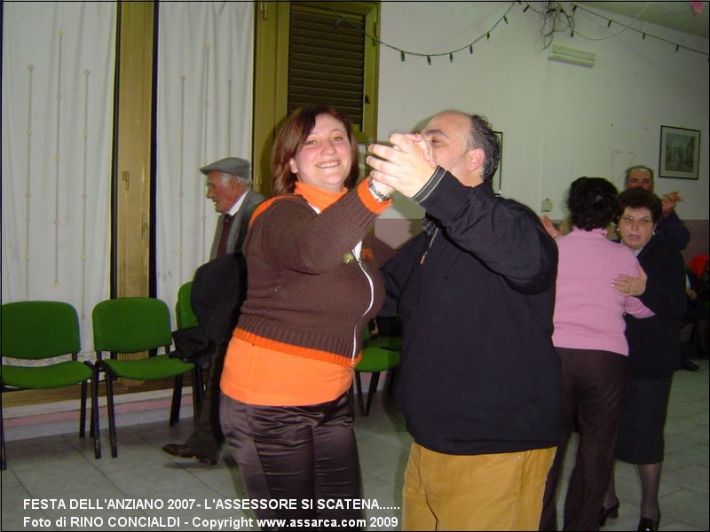 Festa dell`Anziano 2007- L`Assessore si scatena......