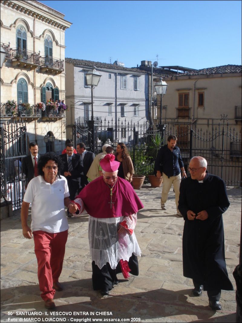 50? santuario- il vescovo entra in Chiesa