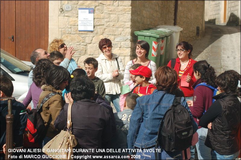 Giovani aliesi e gangitani durante una delle attività svolte