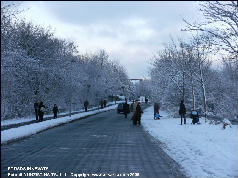 strada innevata