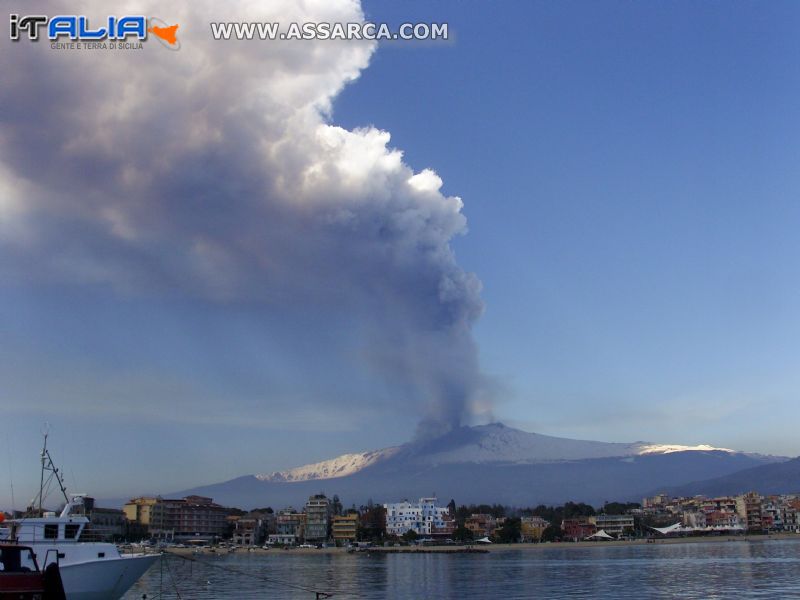 ETNA CON FUMO