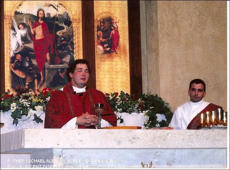 Father Michael Alello celebra la Prima Messa