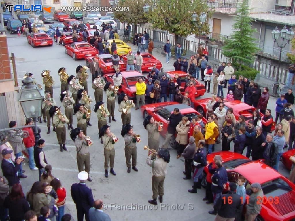 Raduno FERRARI in Piazza Roma