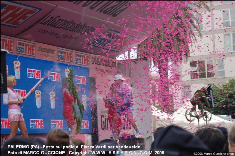 Festa sul podio di Piazza Verdi per Vandevelde