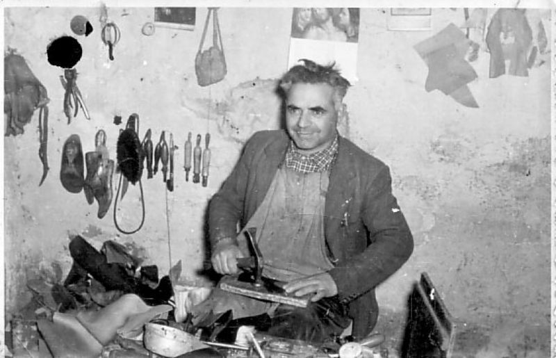 Francesco Iannaci al lavoro nella sua bottega