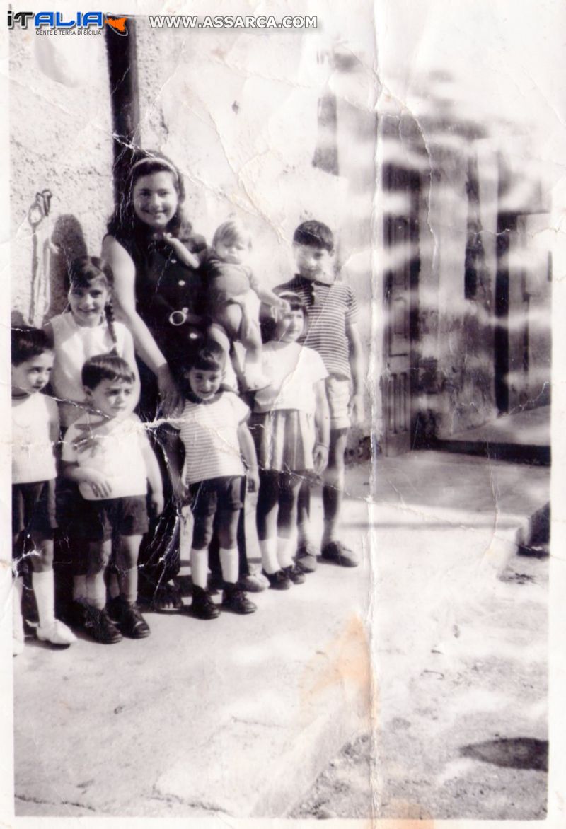 mia zia Rosa Biundo la figlia in braccio e i suoi nipoti anni 70...