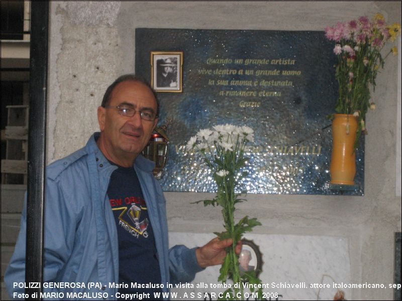 Mario Macaluso in visita alla tomba di Vincent Schiavelli, attore italoamericano, sepolto a Polizzi Generosa. (giugno 2007)